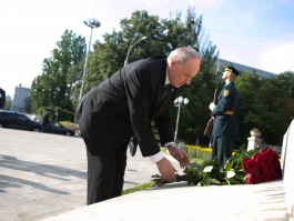 Президент Николае Тимофти возложил цветы к памятнику Штефана чел Маре ши Сфынт 