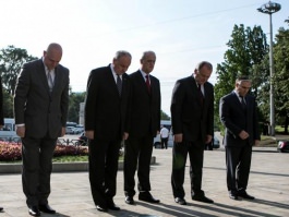 Președintele Nicolae Timofti a depus flori la monumentul lui Ștefan cel Mare și Sfânt din Capitală