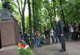 Moldovan president lays flowers at bust of poet Mihai Eminescu