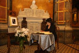 Moldovan president pays homage to Queen Ana of Romania