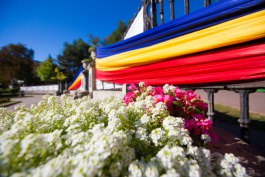 Moldovan president lays flowers on "Limba Noastra cea Romana"