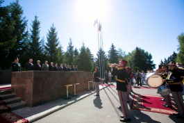 Moldovan president assists at 25th anniversary of National Army