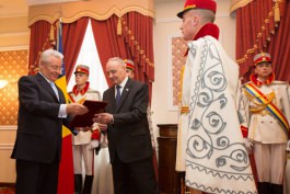 Ceremonie inedită la Reședința de  Stat: Nicolae Timofti  a înmânat copia Stindardului Președintelui Republicii Moldova