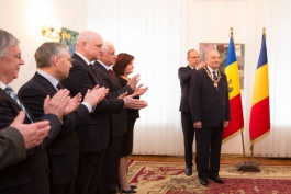 Președintele Timofti a participat la o ceremonie de decorare, la Ambasada României