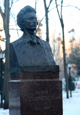 Moldovan president lays flowers to bust of great national poet