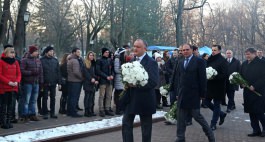 Igor Dodon a depus flori la bustul poetului Mihai Eminescu