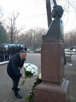 Игорь Додон возложил цветы к бюсту поэта Михая Эминеску