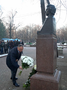 Moldovan president lays flowers to bust of great national poet