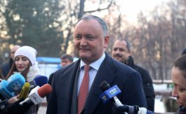 Igor Dodon a depus flori la bustul poetului Mihai Eminescu