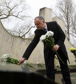 Игорь Додон принял участие в мероприятиях, приуроченных ко Дню памяти о трагических событиях 1992 года
