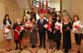 8 femei remarcabile din Republica Moldova au fost decorate de Igor Dodon cu ocazia zilei de 8 Martie