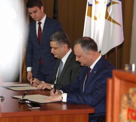 Igor Dodon și Tigran Sargsyan au semnat la Chișinău Memorandumul de cooperare între Comisia Economică Euroasiatică şi Republica Moldova