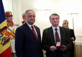 Igor Dodon, a oferit distincții de stat unor oameni simpli care au muncit zeci de ani pentru dezvoltarea țării  