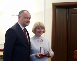 Igor Dodon, a oferit distincții de stat unor oameni simpli care au muncit zeci de ani pentru dezvoltarea țării  