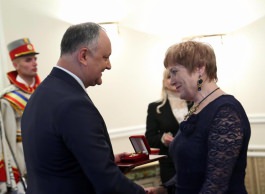 Igor Dodon, a oferit distincții de stat unor oameni simpli care au muncit zeci de ani pentru dezvoltarea țării  