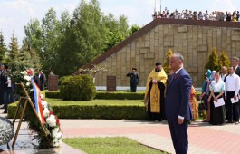 Președintele Republicii Moldova a participat la ceremonia de înhumare a osemintelor a 15 ostași, căzuți în luptele pentru eliberarea Moldovei