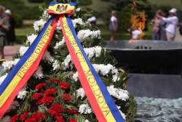 Președintele Republicii Moldova a participat la ceremonia de înhumare a osemintelor a 15 ostași, căzuți în luptele pentru eliberarea Moldovei