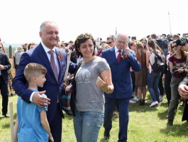 Președintele Republicii Moldova a participat la ceremonia de înhumare a osemintelor a 15 ostași, căzuți în luptele pentru eliberarea Moldovei