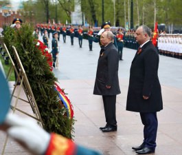 Igor Dodon a participat la Parada Victoriei din Piața Roșie și a depus flori la Mormîntul ostașului necunoscut