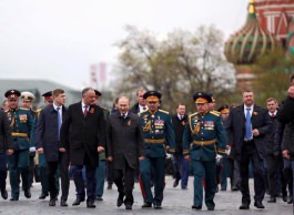 Igor Dodon a participat la Parada Victoriei din Piața Roșie și a depus flori la Mormîntul ostașului necunoscut