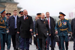 Igor Dodon a participat la Parada Victoriei din Piața Roșie și a depus flori la Mormîntul ostașului necunoscut