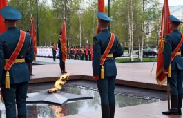 Igor Dodon a participat la Parada Victoriei din Piața Roșie și a depus flori la Mormîntul ostașului necunoscut