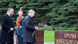 Igor Dodon a participat la Parada Victoriei din Piața Roșie și a depus flori la Mormîntul ostașului necunoscut