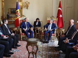 Игорь Додон обсудил вопрос о миграционной амнистии для наших соотечественников, работающих на территории Турции, с премьер-министром Турецкой Республики