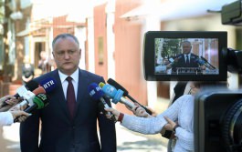 Președintele țării a depus flori la Ambasada Marii Britanii în Republica Moldova