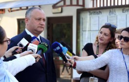 Президент страны возложил цветы к Посольству Великобритании в Республике Молдова