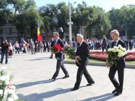 Nicolae Timofti a depus flori la busturile scriitorilor de pe Aleea Clasicilor 