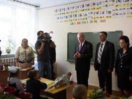 Nicolae Timofti a participat la ceremonia de deschidere a noului an școlar la gimnaziul din satul Ciutulești, raionul Florești