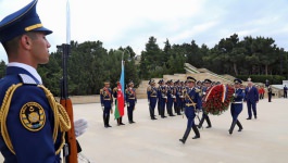 Igor Dodon, Președintele Republicii Moldova a depus flori la mormîntul ilustrului demnitar sovietic şi azer, Geydar Aliyev