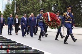 Президент Молдовы возложил венок к могиле выдающегося советского и азербайджанского государственного деятеля Гейдара Алиева