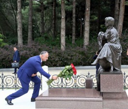 Igor Dodon, Președintele Republicii Moldova a depus flori la mormîntul ilustrului demnitar sovietic şi azer, Geydar Aliyev