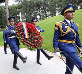 Igor Dodon, Președintele Republicii Moldova a depus flori la mormîntul ilustrului demnitar sovietic şi azer, Geydar Aliyev