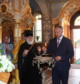 Igor Dodon a asistat la slujba oficiată la biserica-monument “în numele Tuturor Sfinţilor şi în memoria victimelor căzute întru salvarea Patriei noastre”