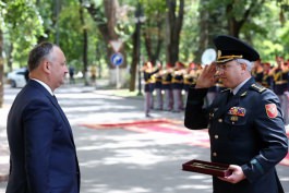 Igor Dodon a conferit distincţii de stat Gărzii de Onoare cu prilejul marcării a 25 de ani de la formare