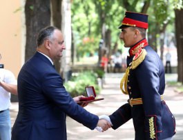 Igor Dodon a conferit distincţii de stat Gărzii de Onoare cu prilejul marcării a 25 de ani de la formare