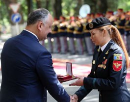 Igor Dodon a conferit distincţii de stat Gărzii de Onoare cu prilejul marcării a 25 de ani de la formare