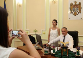 Igor Dodon a înmînat „Diploma de Onoare” a Președintelui Republicii Moldova la 100 de absolvenți