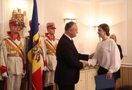 Igor Dodon a înmînat „Diploma de Onoare” a Președintelui Republicii Moldova la 100 de absolvenți