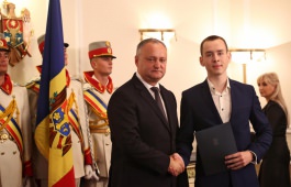 Igor Dodon a înmînat „Diploma de Onoare” a Președintelui Republicii Moldova la 100 de absolvenți