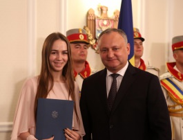 Igor Dodon a înmînat „Diploma de Onoare” a Președintelui Republicii Moldova la 100 de absolvenți