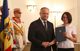 Igor Dodon a înmînat „Diploma de Onoare” a Președintelui Republicii Moldova la 100 de absolvenți