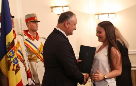 Igor Dodon a înmînat „Diploma de Onoare” a Președintelui Republicii Moldova la 100 de absolvenți