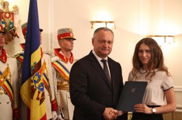 Igor Dodon a înmînat „Diploma de Onoare” a Președintelui Republicii Moldova la 100 de absolvenți