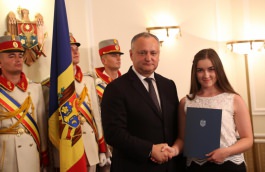 Igor Dodon a înmînat „Diploma de Onoare” a Președintelui Republicii Moldova la 100 de absolvenți