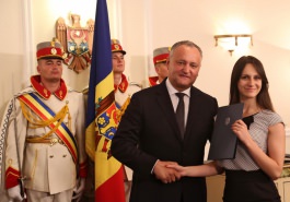 Igor Dodon a înmînat „Diploma de Onoare” a Președintelui Republicii Moldova la 100 de absolvenți