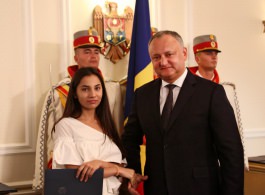 Igor Dodon a înmînat „Diploma de Onoare” a Președintelui Republicii Moldova la 100 de absolvenți